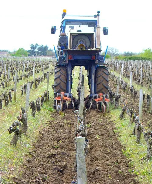 travail-vigne-chateau-hourbanon